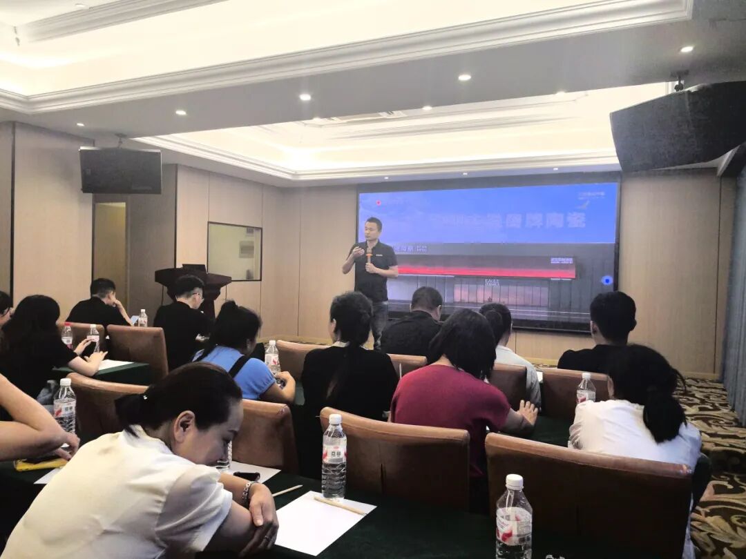 终端赋能 聚力增长|鹰牌陶瓷华东二区2025年区域营销会议顺利举办!(图12) 终端赋能 聚力增长|鹰牌陶瓷华东二区2025年区域营销会议顺利举办!(图12)